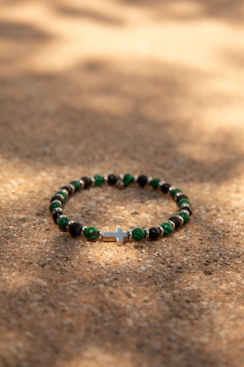 ✨ Bracciale Uomo con Pietre Verdi e Croce in Acciaio – Stile e Carisma