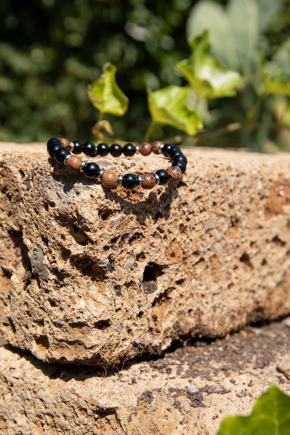 ✨ Braccialetto da Uomo in Legno, Pietra Nera e Acciaio Inox – Eleganza Naturale”