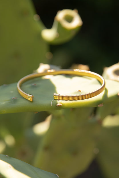 ✨ Bracciale rigido in acciaio dorato