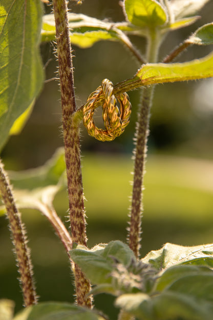 Orecchini In acciaio dorato - Intreccio di eleganza e resistenza