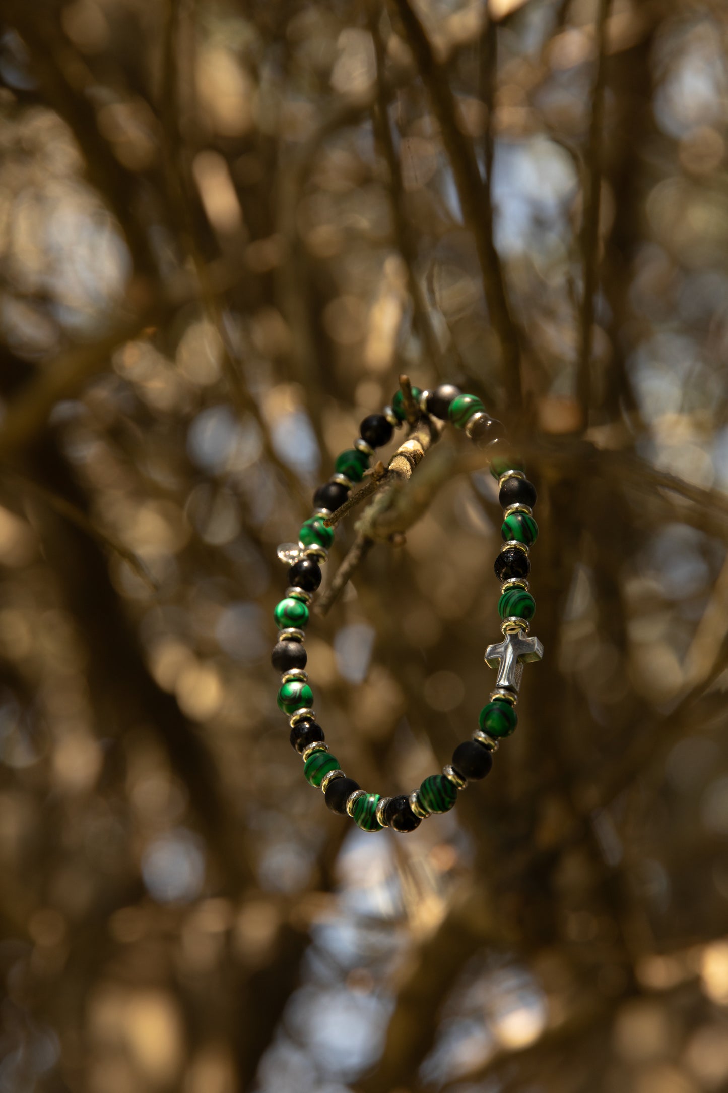 ✨ Bracciale Uomo con Pietre Verdi e Croce in Acciaio – Stile e Carisma