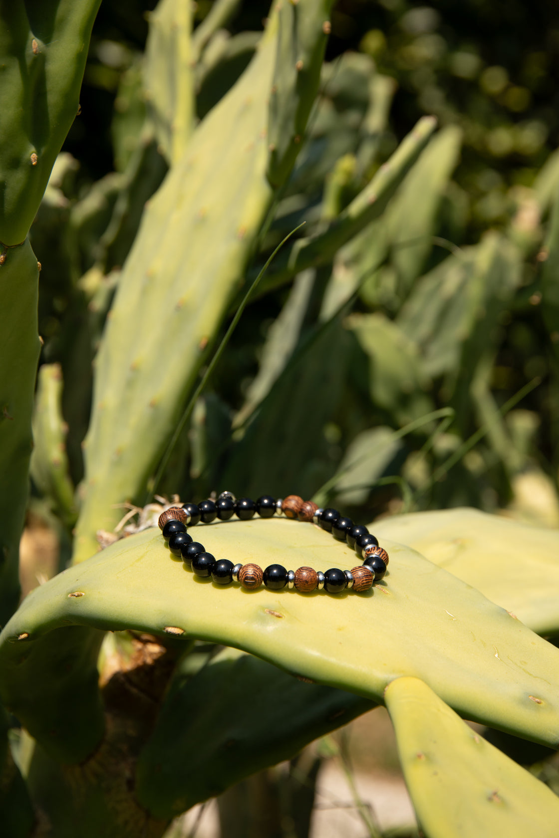 ✨ Braccialetto da Uomo in Legno, Pietra Nera e Acciaio Inox – Eleganza Naturale”