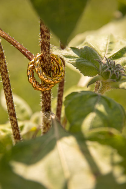 Orecchini In acciaio dorato - Intreccio di eleganza e resistenza