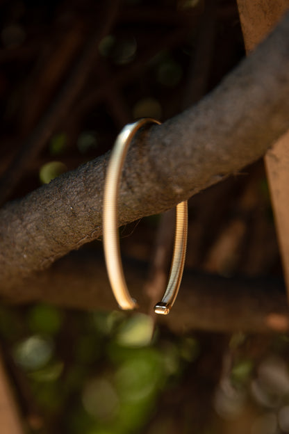✨ Bracciale rigido in acciaio dorato