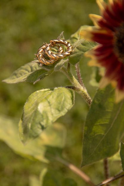 Orecchini In acciaio dorato - Intreccio di eleganza e resistenza