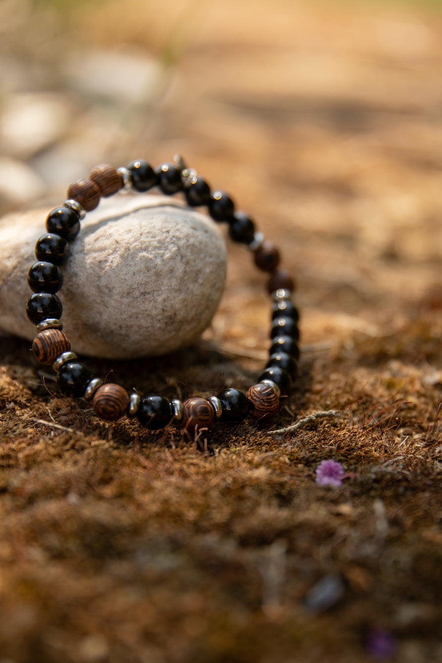 ✨ Braccialetto da Uomo in Legno, Pietra Nera e Acciaio Inox – Eleganza Naturale”