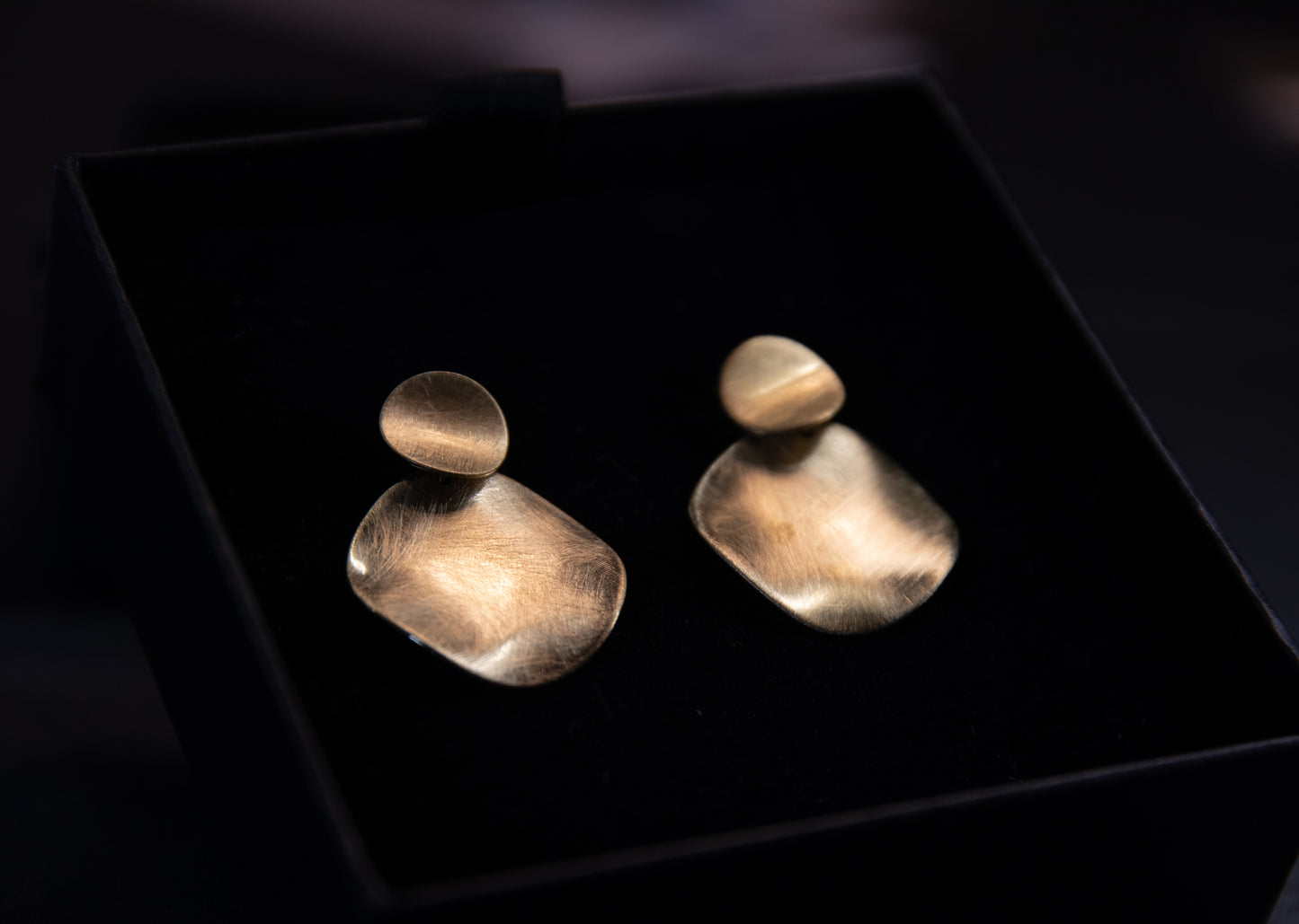 ✨ Orecchini in acciaio dorato satinato – Minimalismo chic ✨