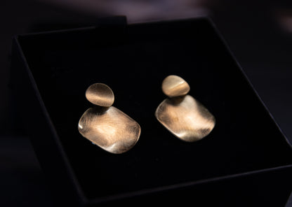 ✨ Orecchini in acciaio dorato satinato – Minimalismo chic ✨